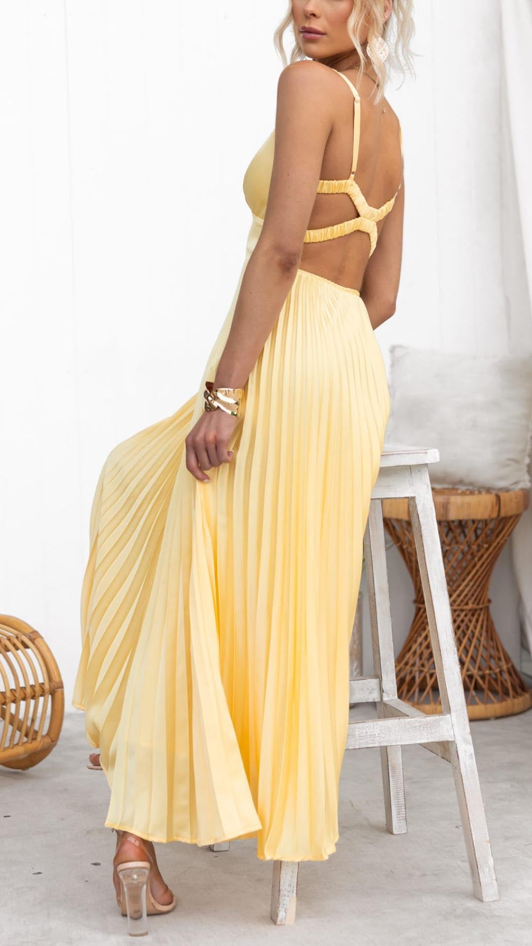 Flair - Elegantes Plisseekleid in Sonnengelb