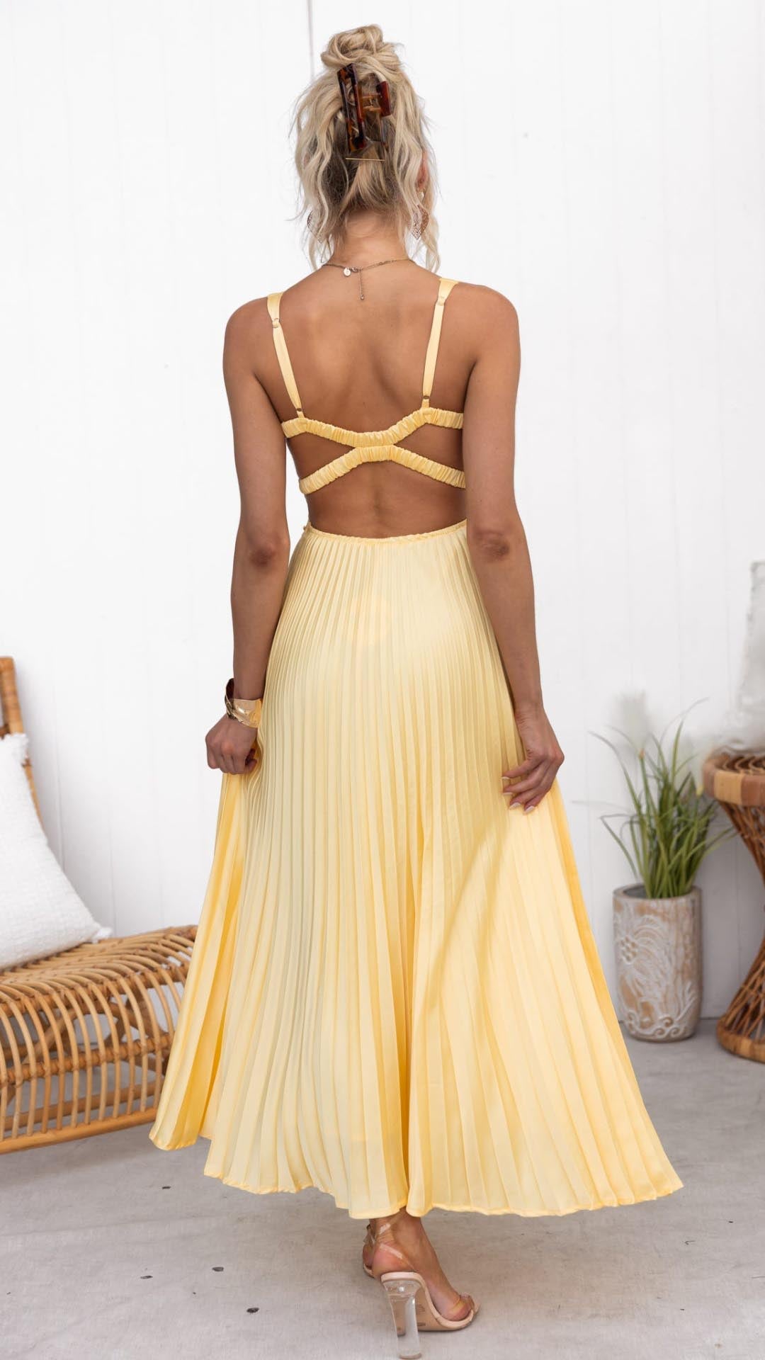 Flair - Elegantes Plisseekleid in Sonnengelb
